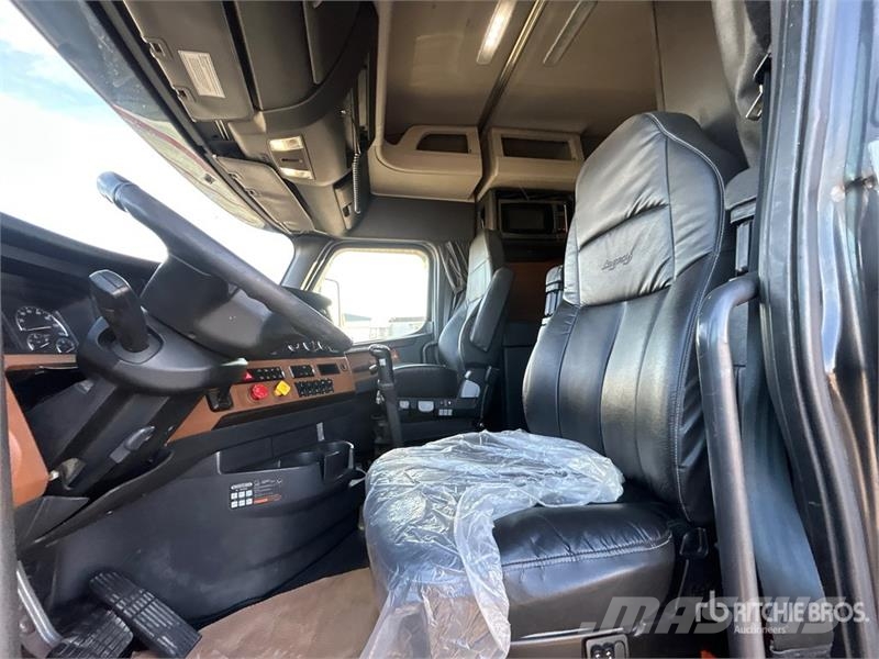 Freightliner Cascadia 126 6x4 T/A Sleeper Truck Tractor Влекачи