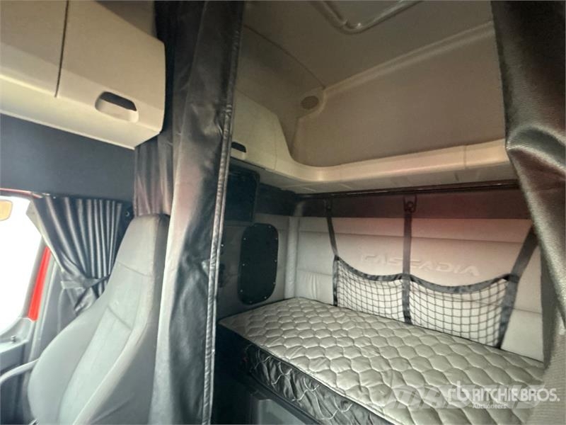 Freightliner Cascadia 126 6x4 T/A Sleeper Truck Tractor Vetopöytäautot