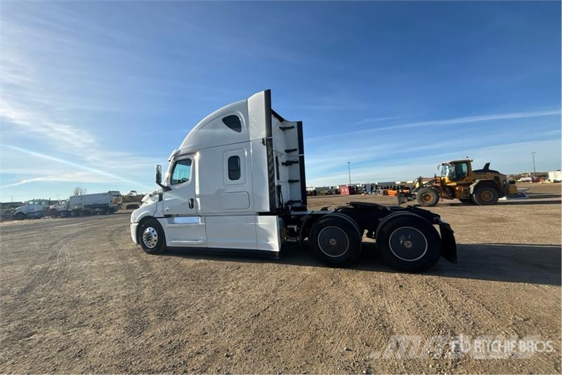 Freightliner Cascadia 6x4 T/A Sleeper Truck Tractor Trekkers