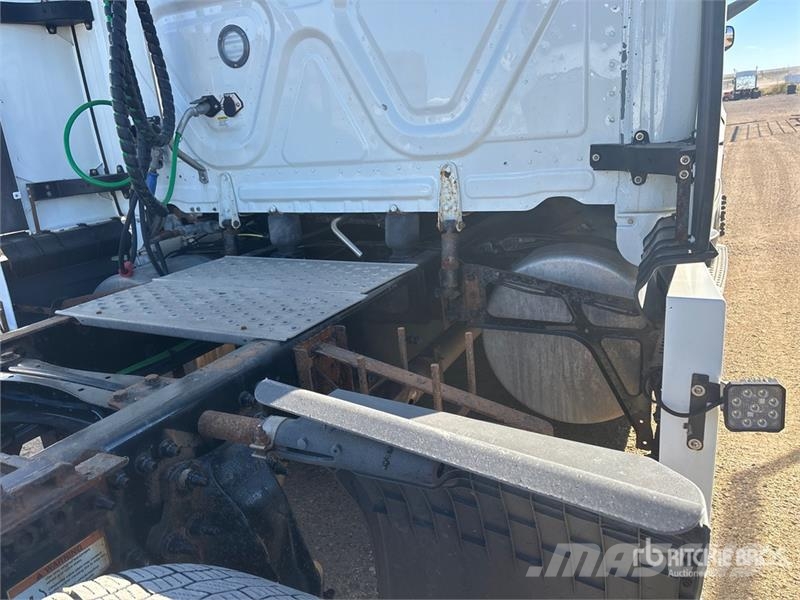 Freightliner Cascadia 6x4 T/A Sleeper Truck Tractor Tegljači