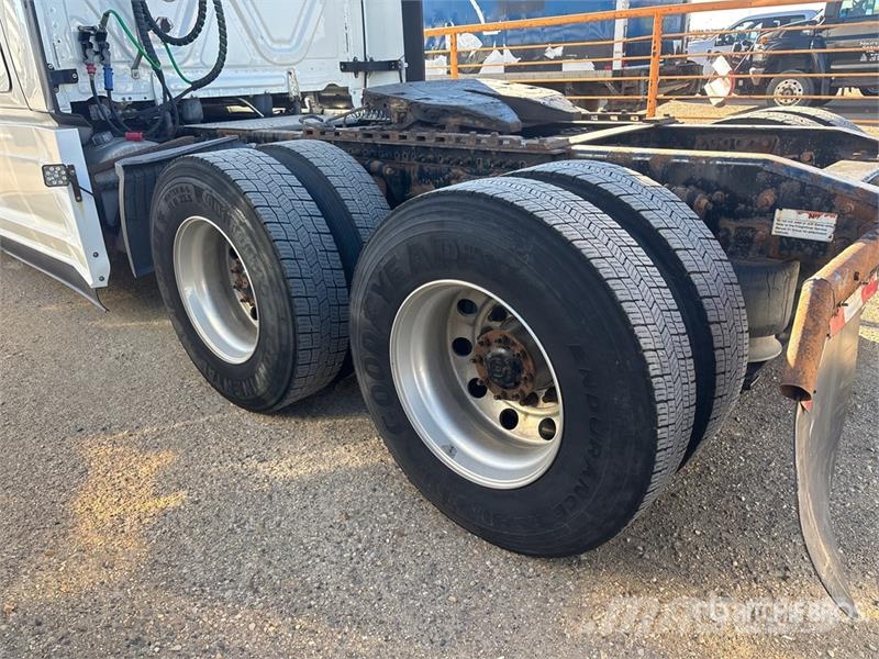 Freightliner Cascadia 6x4 T/A Sleeper Truck Tractor Tegljači