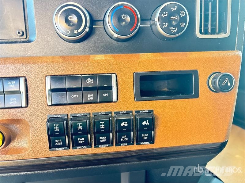 Freightliner Cascadia 126 T/A Sleeper Truck Tractor Влекачи