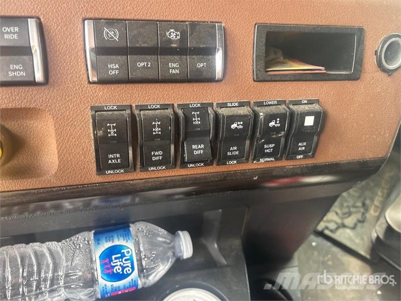 Freightliner Cascadia 126 6x4 T/A Sleeper Truck Tractor Trekkvogner