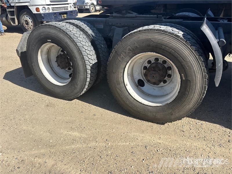 Freightliner Cascadia 126 6x4 T/A Sleeper Truck Tractor Тягачі