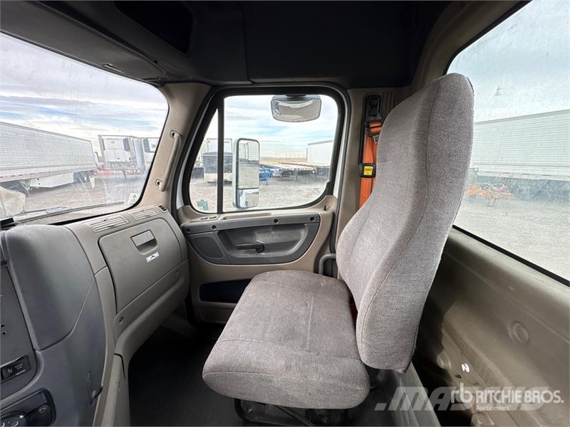 Freightliner Cascadia 4x2 S/A Day Cab Truck Tractor Тягачі