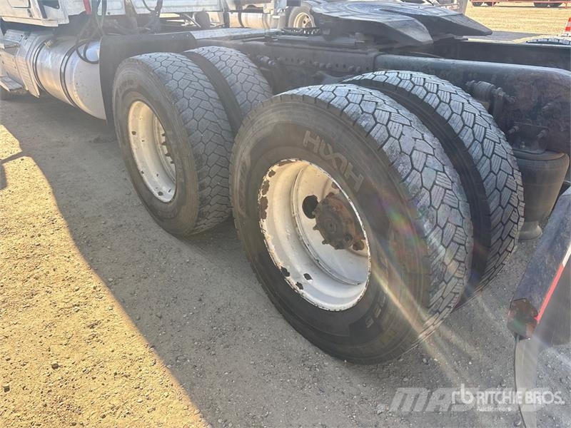 Freightliner Cascadia 126 6x4 T/A Sleeper Truck Tractor Тягачі