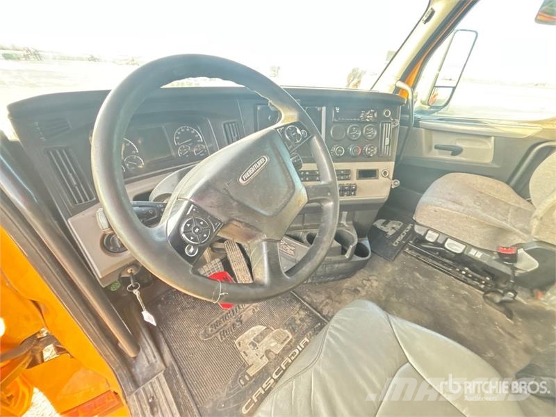 Freightliner Cascadia 126 6x4 T/A Sleeper Truck Tractor (Inoper Tegljači