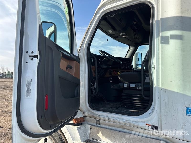 Freightliner Cascadia 126 6x4 T/A Sleeper Truck Tractor Camiones tractor