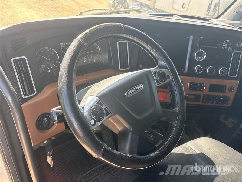 Freightliner Cascadia 126 6x4 T/A Sleeper Truck Tractor Тягачі