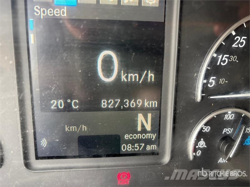 Freightliner Cascadia 126 6x4 T/A Sleeper Truck Tractor Sattelzugmaschinen