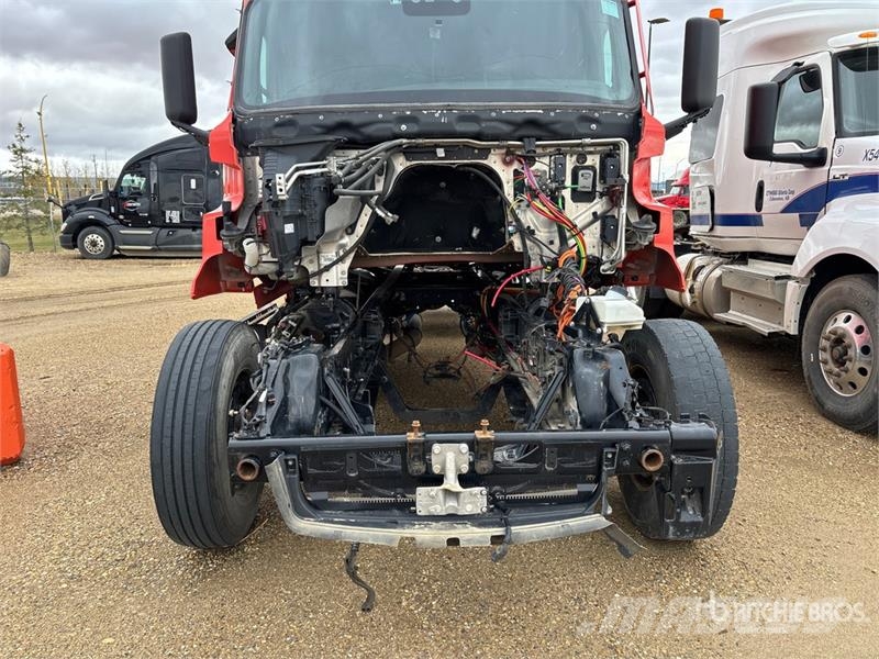 Freightliner Cascadia 126 6x4 T/A Sleeper Truck Tractor (Inoper Truck Tractor Units