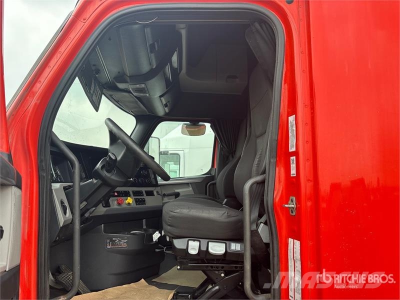 Freightliner Cascadia 126 6x4 T/A Sleeper Truck Tractor Vetopöytäautot