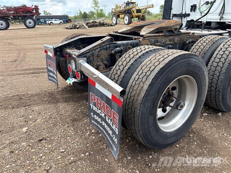 Freightliner Cascadia 126 6x4 T/A Sleeper Truck Tractor Camiones tractor