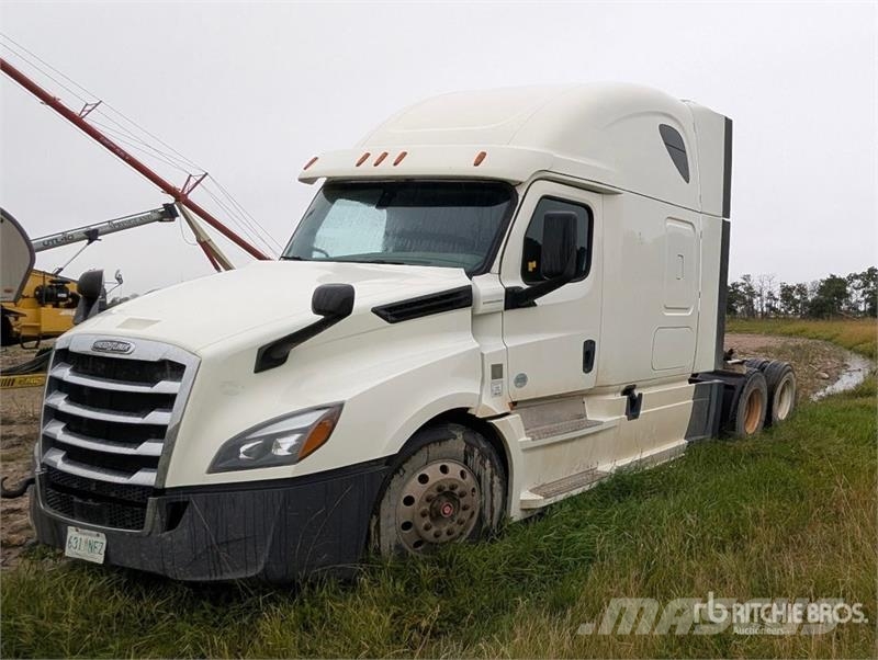 Freightliner Cascadia 126 6x4 T/A Sleeper Truck Tractor (Inoper Camiones tractor