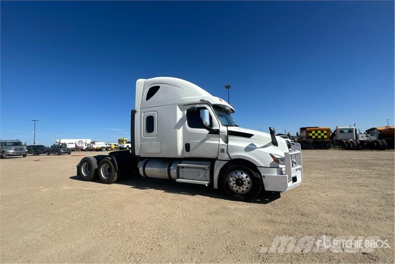 Freightliner Cascadia 126 6x4 T/A Sleeper Truck Tractor Тягачі