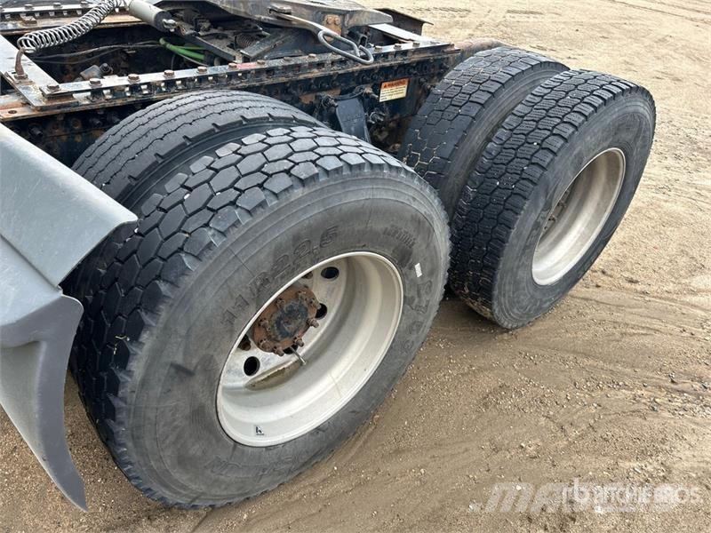 Freightliner Cascadia 126 6x4 T/A Sleeper Truck Tractor (Inoper وحدات الجر