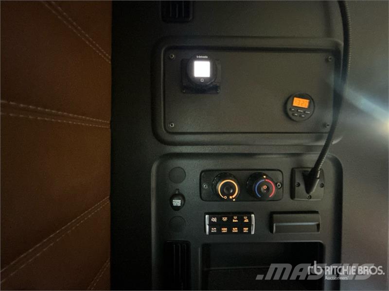Freightliner Cascadia 126 6x4 T/A Sleeper Truck Tractor Седельные тягачи