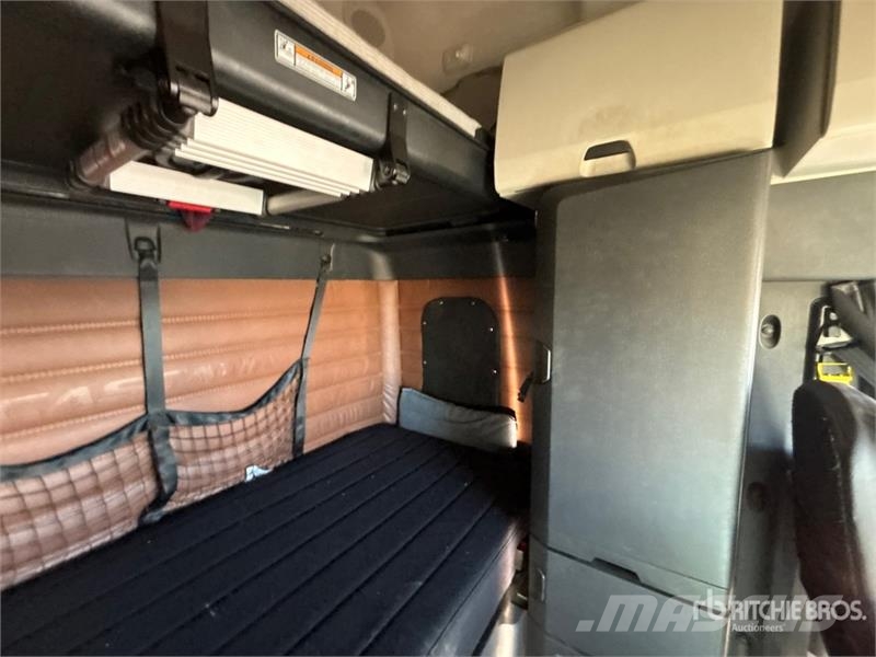 Freightliner Cascadia 126 6x4 T/A Sleeper Truck Tractor (Inoper Tegljači