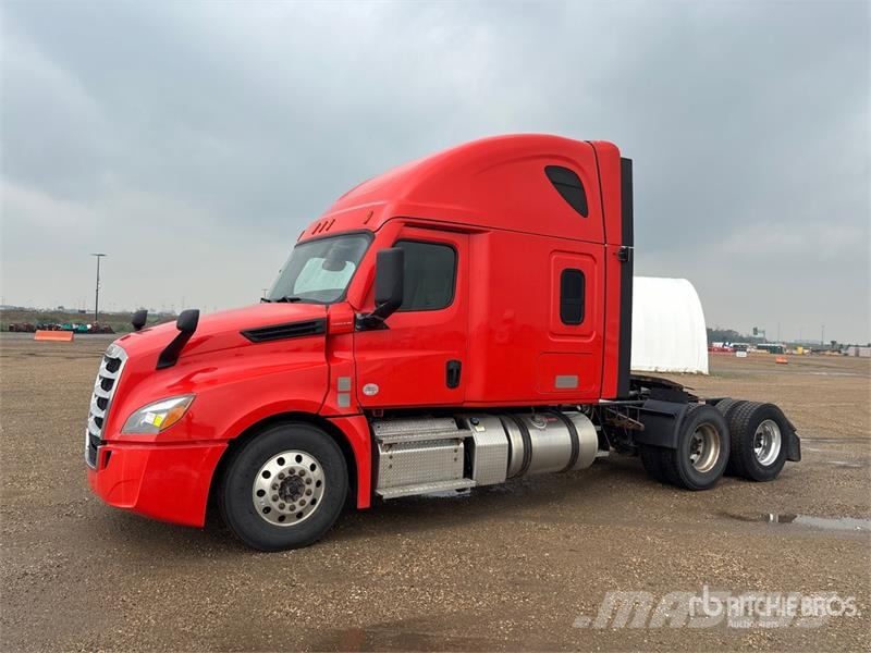 Freightliner Cascadia 126 6x4 T/A Sleeper Truck Tractor Vetopöytäautot