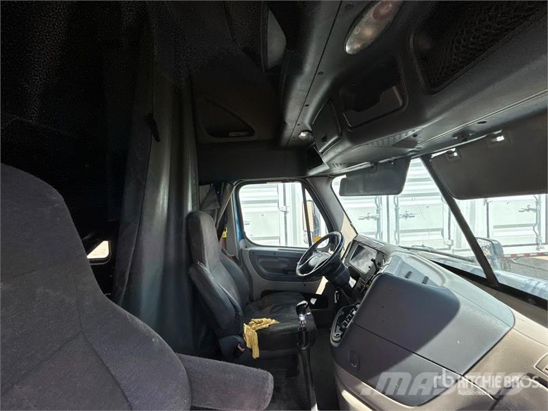 Freightliner Cascadia 125 6x4 T/A Sleeper Truck Tractor Седельные тягачи