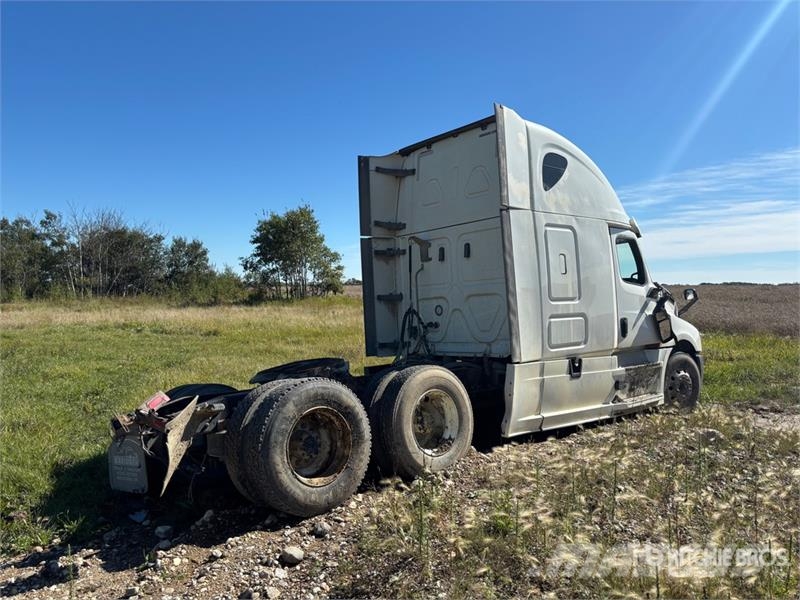 Freightliner Cascadia 126 6x4 T/A Sleeper Truck Tractor (Inoper Camiones tractor
