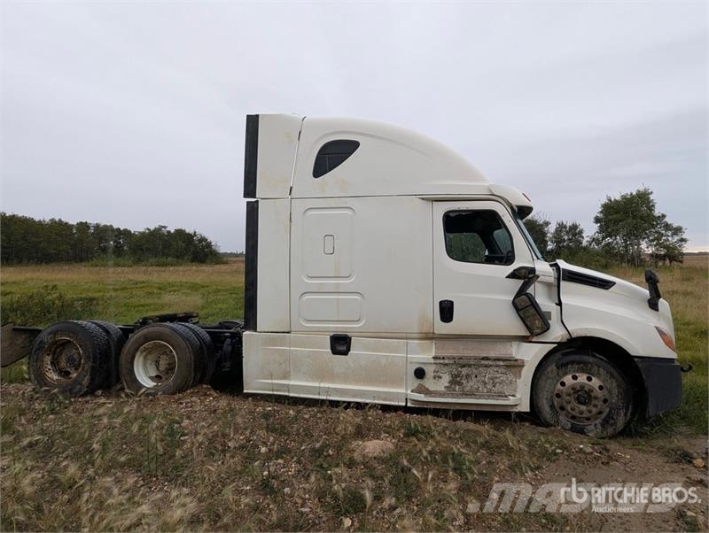 Freightliner Cascadia 126 6x4 T/A Sleeper Truck Tractor (Inoper Camiones tractor