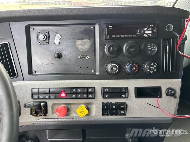 Freightliner Cascadia 126 6x4 T/A Sleeper Truck Tractor Tegljači
