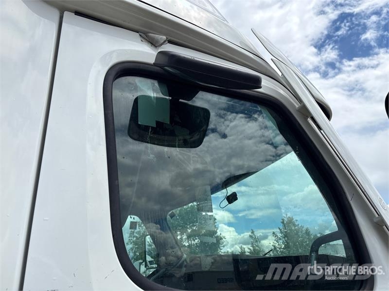 Freightliner Cascadia 126 6x4 T/A Sleeper Truck Tractor Тягачі
