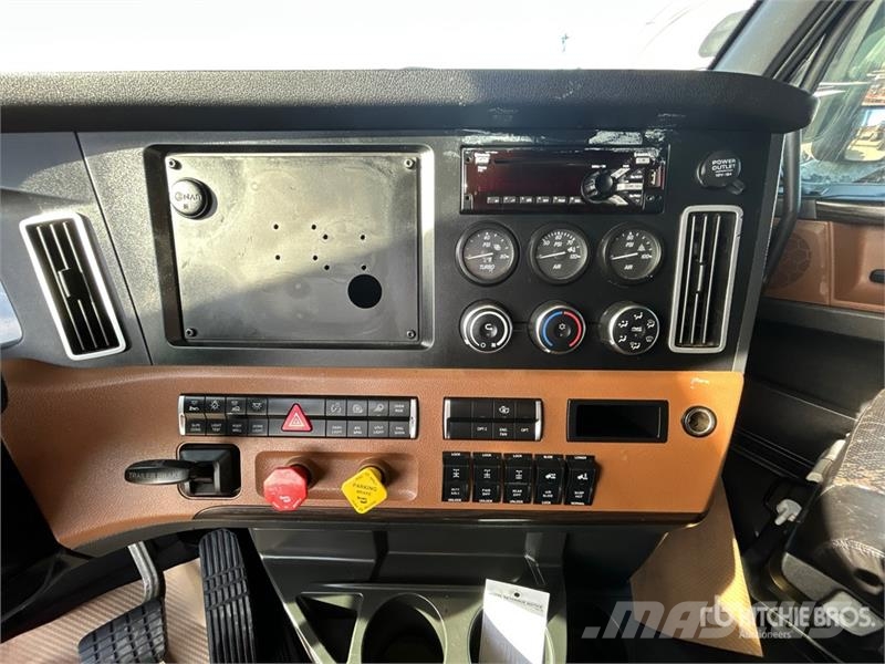 Freightliner Cascadia 126 6x4 T/A Sleeper Truck Tractor Traktorske jedinice