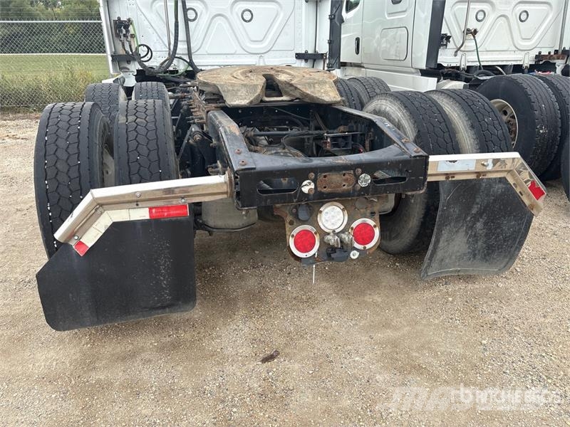 Freightliner Cascadia 6x4 T/A Sleeper Truck Tractor (Inoperable Cabezas tractoras