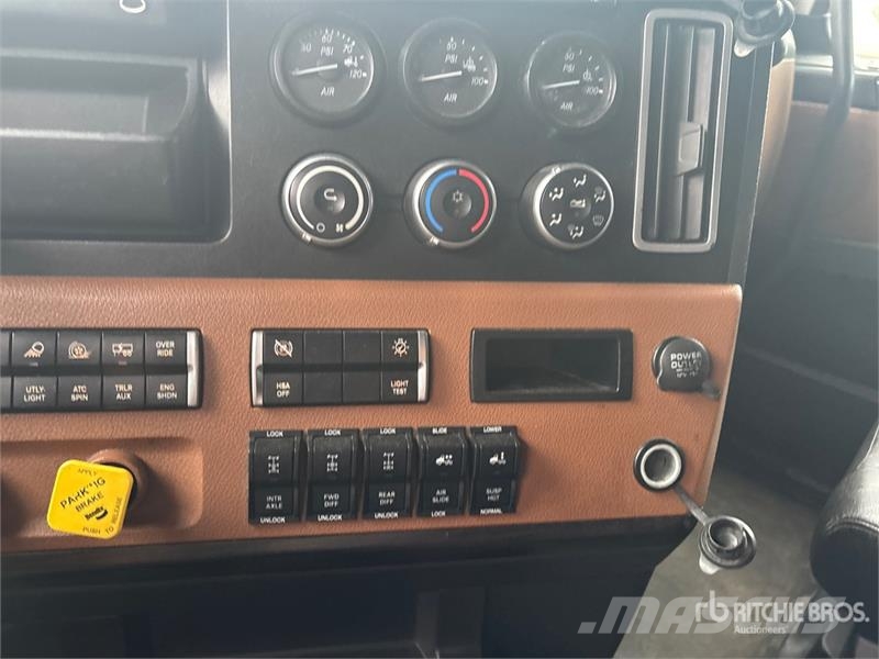 Freightliner Cascadia 126 6x4 T/A Sleeper Truck Tractor Autotractoare