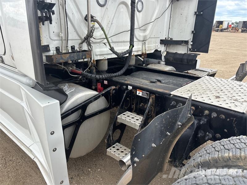 Freightliner Cascadia 126 6x4 T/A Sleeper Truck Tractor Dragbilar