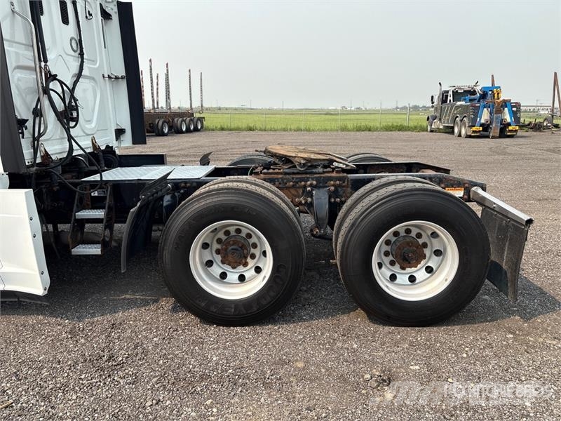 Freightliner Cascadia 125 6x4 T/A Sleeper Truck Tractor Vetopöytäautot