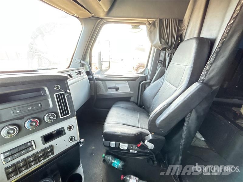 Freightliner Cascadia 126 6x4 T/A Sleeper Truck Tractor Vetopöytäautot