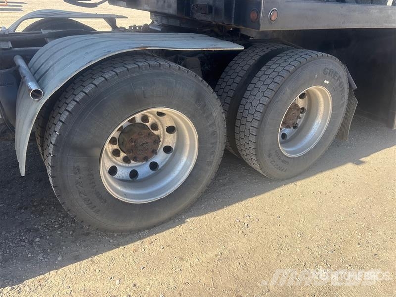 Freightliner Cascadia 125 6x4 Sleeper Car Carrier Truck Autotransporteri