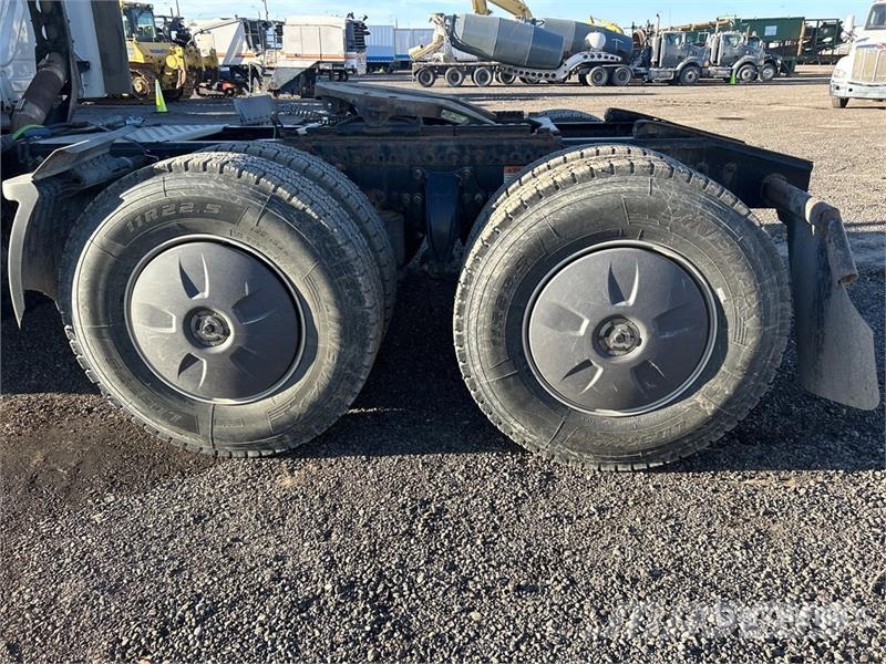 Freightliner Cascadia 126 6x4 T/A Sleeper Truck Tractor Cabezas tractoras