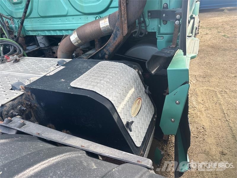 Freightliner Cascadia 125 6x4 T/A Sleeper Truck Tractor (Inoper Motrici e Trattori Stradali