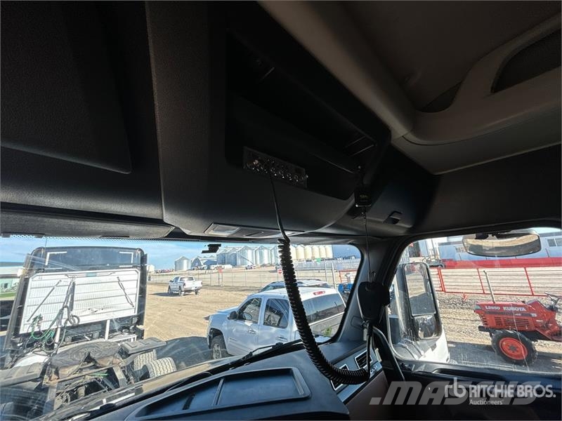 Freightliner Cascadia 126 6x4 T/A Sleeper Truck Tractor Седельные тягачи