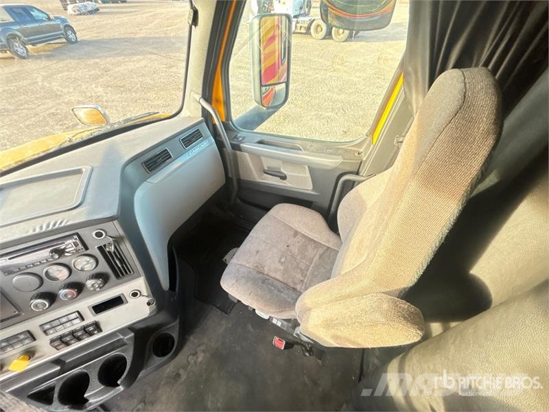 Freightliner Cascadia 126 6x4 T/A Sleeper Truck Tractor (Inoper Tegljači