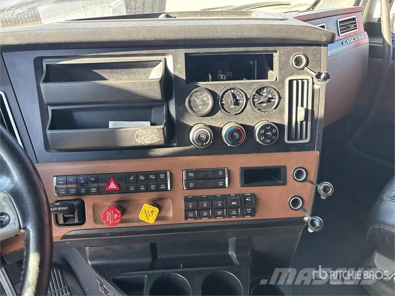 Freightliner Cascadia 126 6x4 T/A Sleeper Truck Tractor (Inoper Tegljači