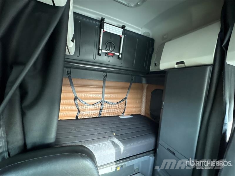 Freightliner Cascadia 126 6x4 T/A Sleeper Truck Tractor Camiones tractor