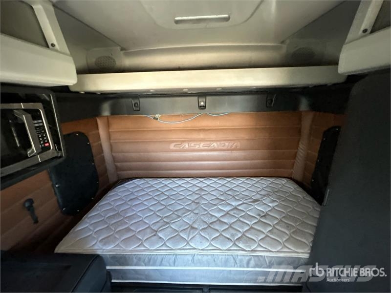 Freightliner Cascadia 126 6x4 T/A Sleeper Truck Tractor Влекачи