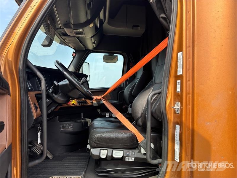 Freightliner Cascadia 126 6x4 T/A Sleeper Truck Tractor (Inoper Motrici e Trattori Stradali