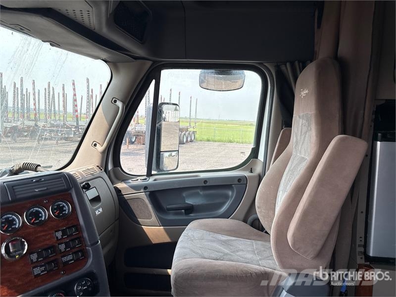Freightliner Cascadia 125 6x4 T/A Sleeper Truck Tractor Vetopöytäautot