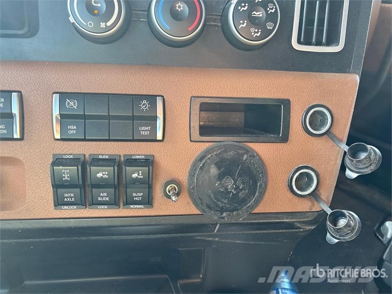 Freightliner Cascadia 126 T/A Sleeper Truck Tractor Camiones tractor