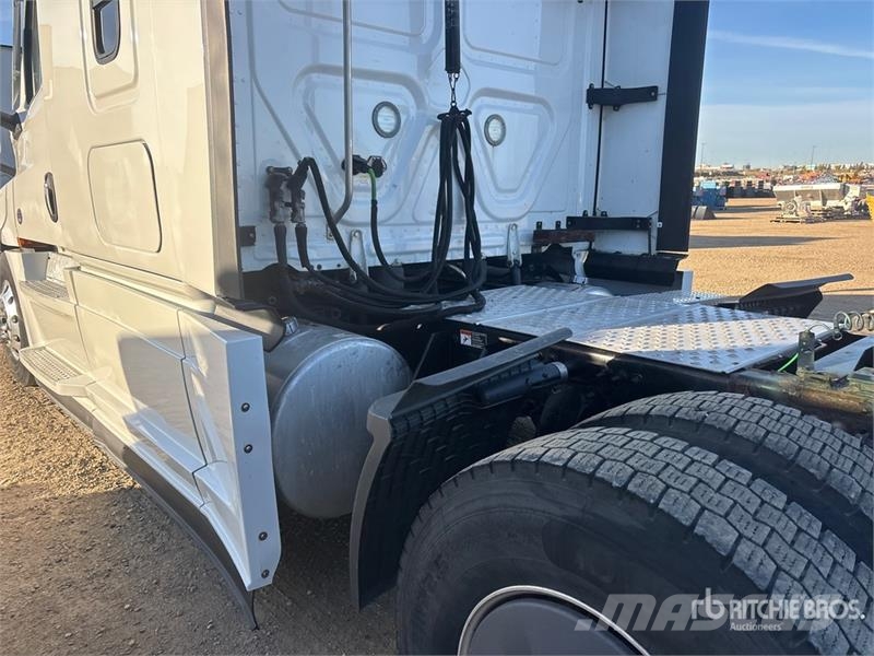 Freightliner Cascadia 6x4 T/A Sleeper Truck Tractor Trekkers
