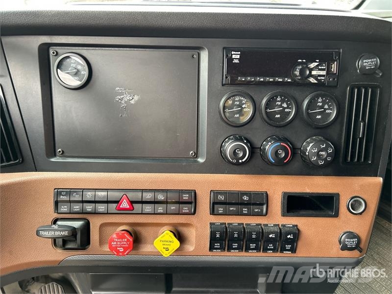 Freightliner Cascadia 126 6x4 T/A Sleeper Truck Tractor Truck Tractor Units