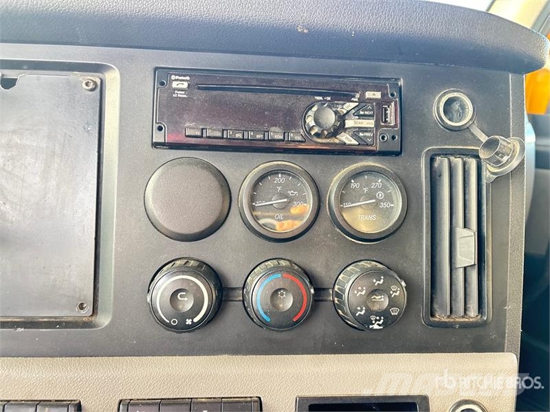 Freightliner Cascadia 126 6x4 T/A Sleeper Truck Tractor (Inoper Tegljači