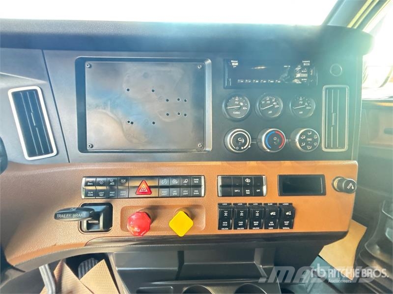 Freightliner Cascadia 126 T/A Sleeper Truck Tractor Влекачи
