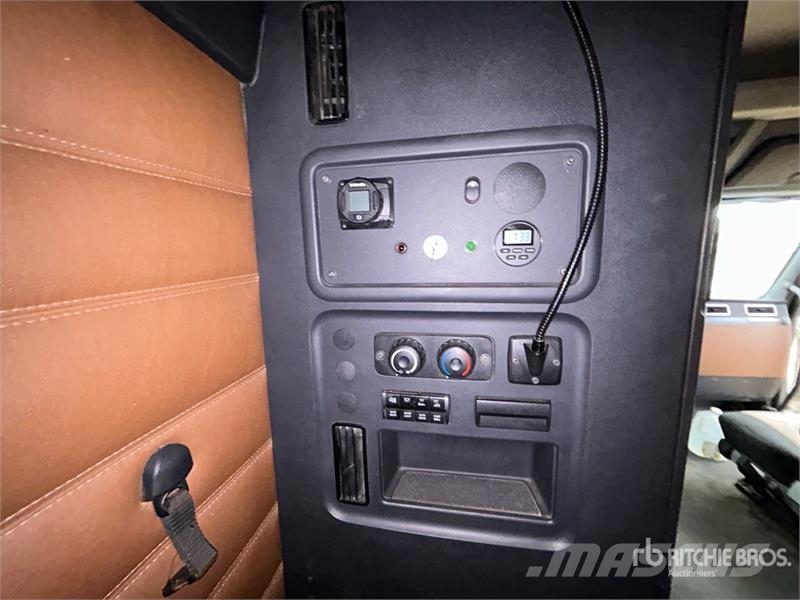Freightliner Cascadia 126 6x4 T/A Sleeper Truck Tractor Tractor Units